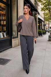 Sweat ample col V croisé | Variante Marron - Lifestyle | Lounelle Paris