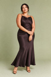 Robe longue marron col drapé | Porté sur une silhouette plus ronde | Lounelle Paris