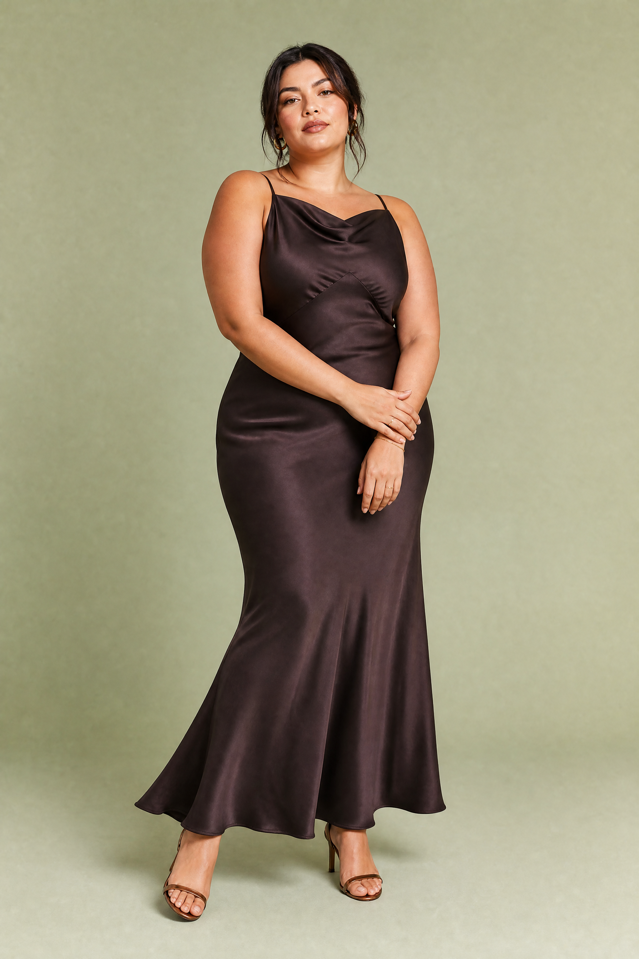Robe longue marron col drapé | Porté sur une silhouette plus ronde | Lounelle Paris