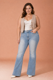 Jean bleu délavé taille haute évasé | Porté sur une silhouette plus ronde | Lounelle Paris