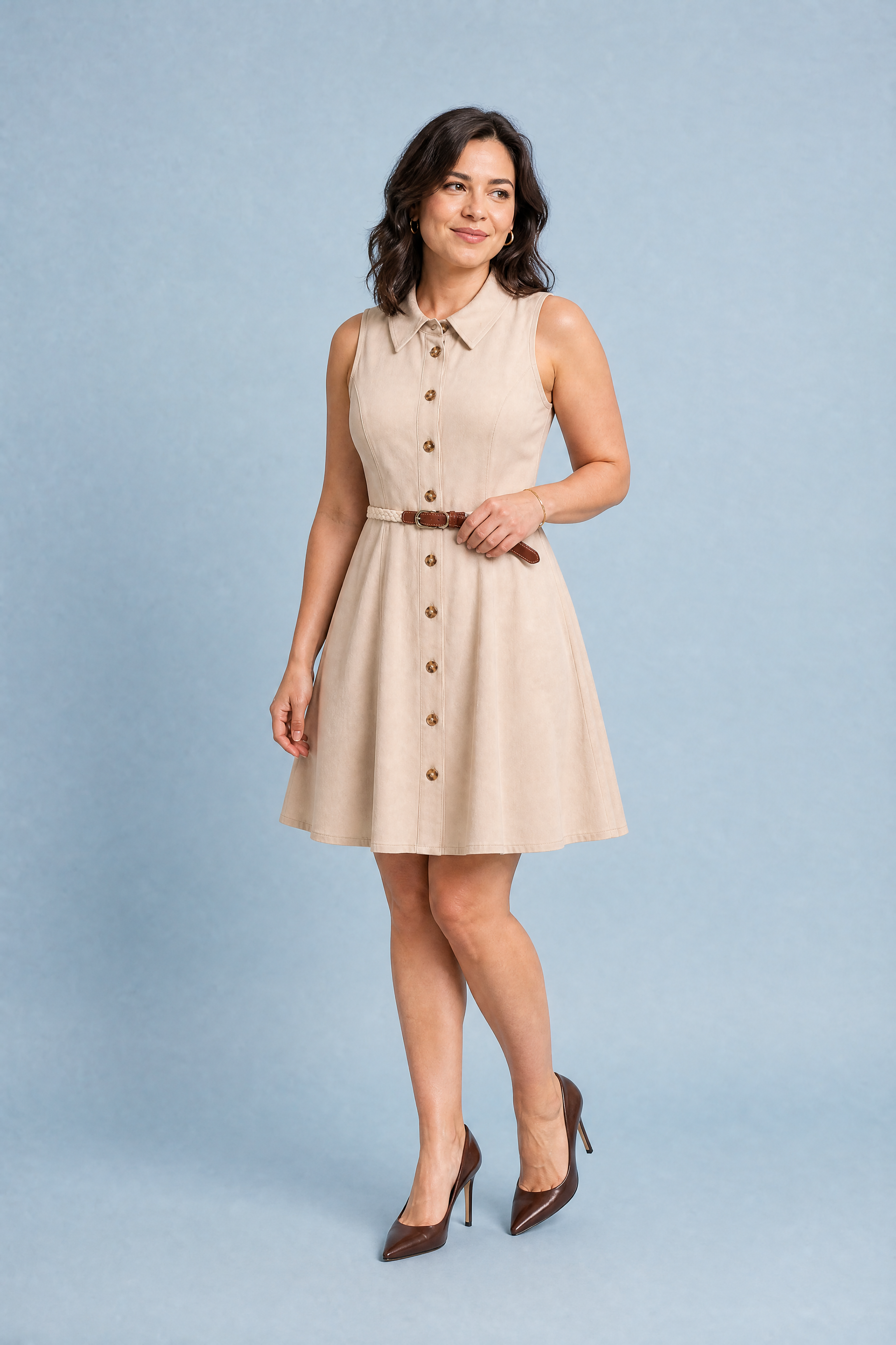 Robe beige col chemise ceinturée | Porté sur une autre silhouette | Lounelle Paris