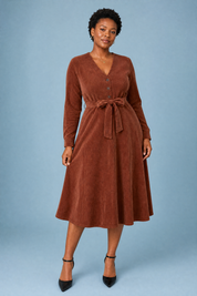 Robe marron col V velours côtelé | Porté sur une autre silhouette | Lounelle Paris