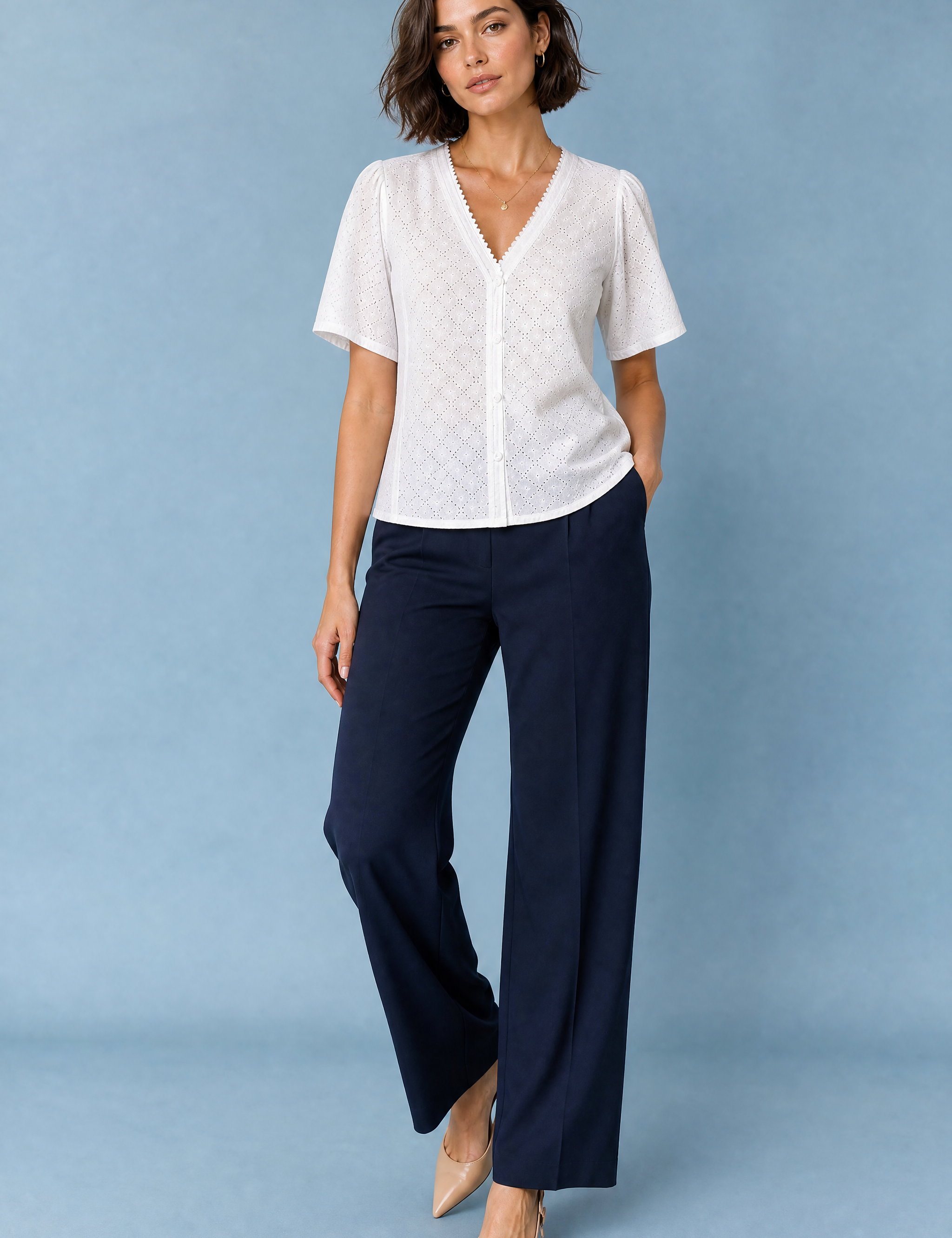 Blouse blanche col V ajourée | Vue de face | Lounelle Paris