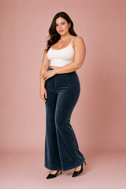 Pantalon gris foncé taille haute évasé | Porté sur une silhouette plus ronde | Lounelle Paris