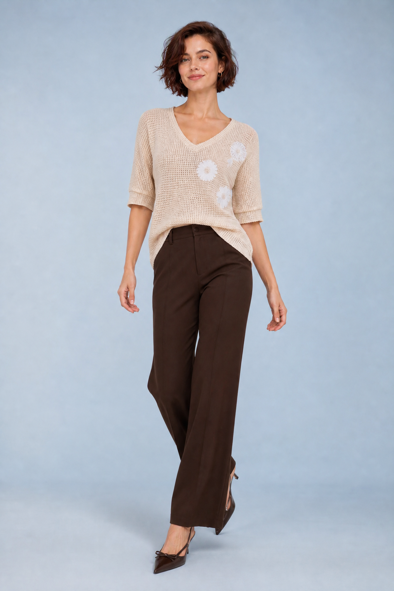 T-shirt beige col V fleurs brodées | Vue en mouvement | Lounelle Paris