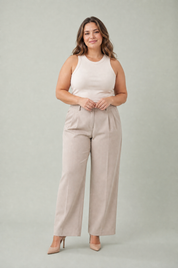 Pantalon beige large plissé | Porté sur une silhouette plus ronde | Lounelle Paris