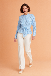 Veste chemise bleu clair à pois | Vue en mouvement | Lounelle Paris