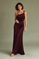 Lang bordeaux asymmetrisk kjole