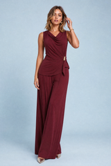 Bordeaux ensemble med asymmetrisk draperet krave
