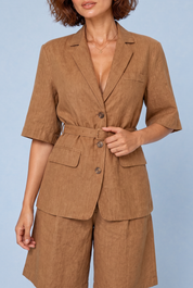 Ensemble camel ceinturé en lin | Vue rapprochée | Lounelle Paris