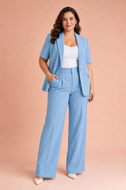 Tailleur pantalon bleu clair manches courtes | Porté sur une silhouette plus ronde | Lounelle Paris