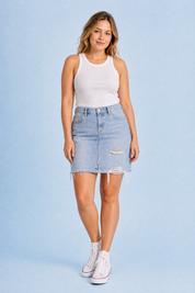 Jupe en jean bleu clair déchirée | Porté sur une autre silhouette | Lounelle Paris