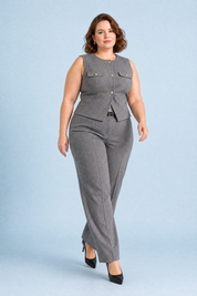 Ensemble gris à chevrons ceinturé | Porté sur une silhouette plus ronde | Lounelle Paris