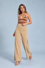 Beige halterneck jumpsuit med bar ryg