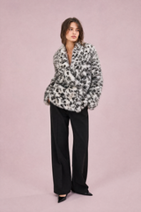 Løs jakke med printet faux fur