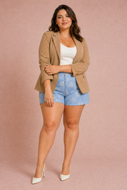 Short jacquard floral taille haute | Porté sur une silhouette plus ronde | Lounelle Paris