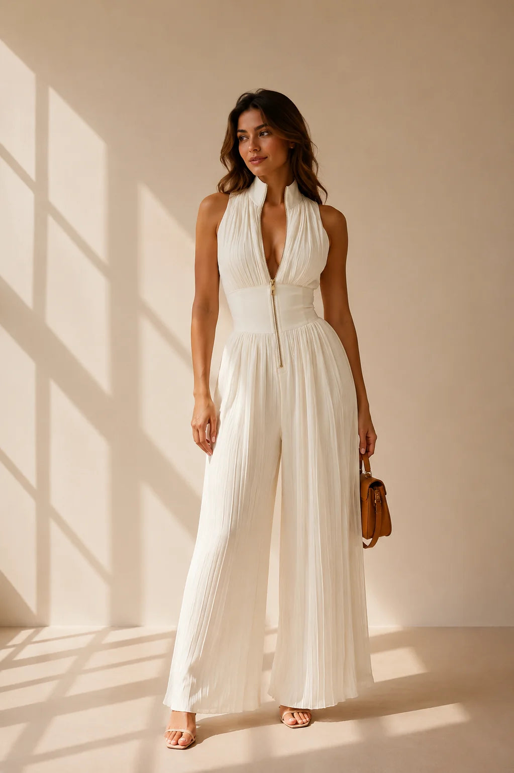 Hvid plisseret jumpsuit med høj hals