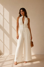 Hvid plisseret jumpsuit med høj hals