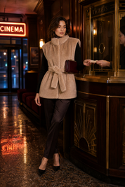Gilet fausse fourrure camel ceinturé | Deuxième photo lifestyle | Lounelle Paris