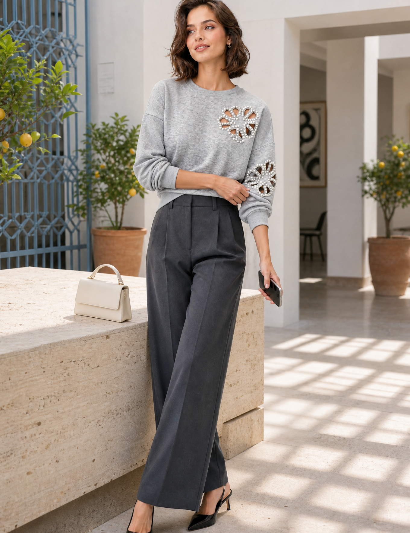 Sweat gris ajouré à perles | Photo lifestyle | Lounelle Paris