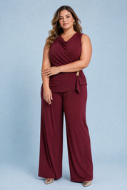 Ensemble bordeaux col drapé asymétrique | Porté sur une silhouette plus ronde | Lounelle Paris