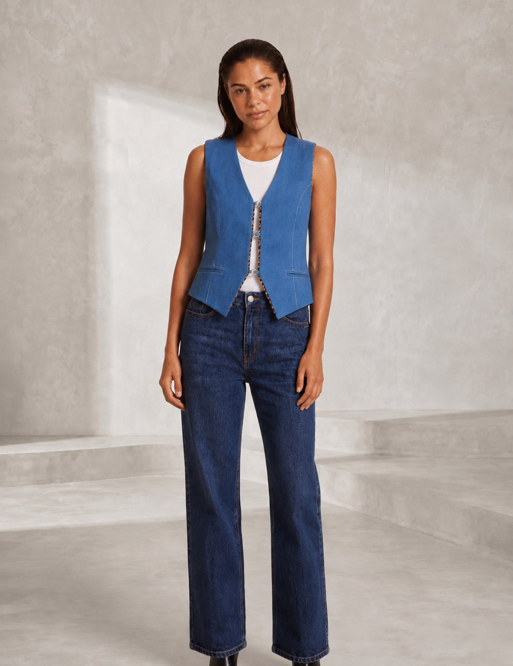 Gilet en jean bleu col V | Lounelle Paris