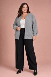 Veste grise mi-longue ample | Porté sur une silhouette plus ronde | Lounelle Paris