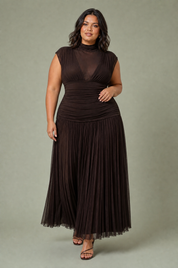 Robe longue marron col maille | Porté sur une silhouette plus ronde | Lounelle Paris