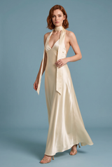 Champagne satin kjole med bar ryg