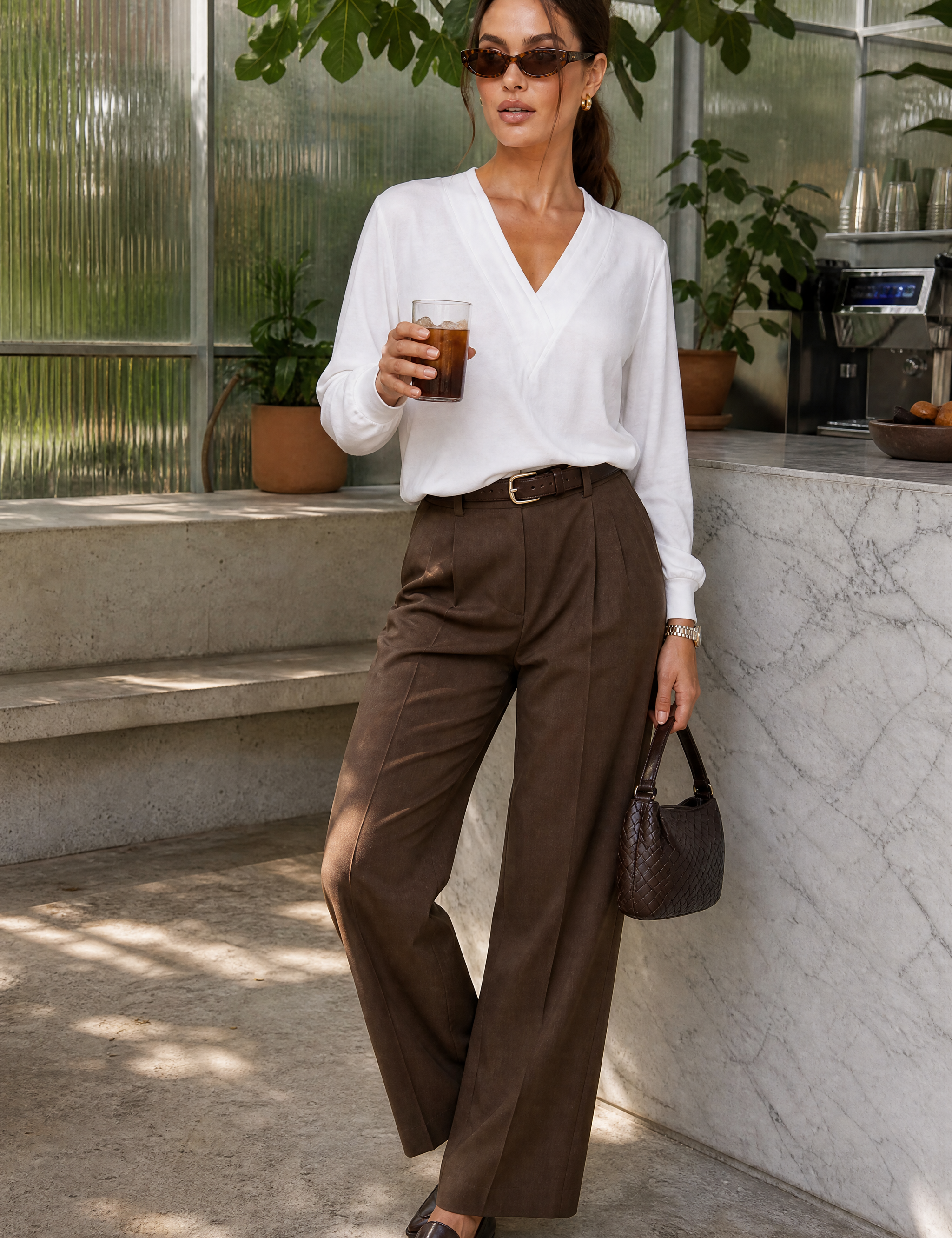 Sweat ample col V croisé | Photo lifestyle | Lounelle Paris