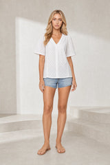 Blouse blanche col V ajourée