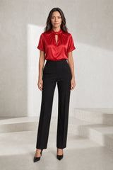 Blouse satinée col montant manches courtes