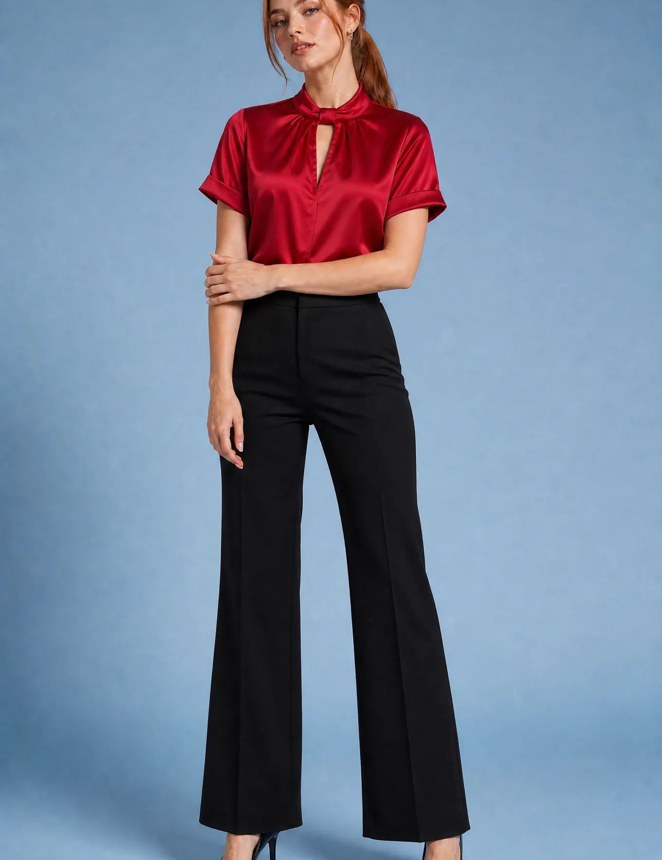 Blouse satinée col montant manches courtes | Variante Rouge | Lounelle Paris