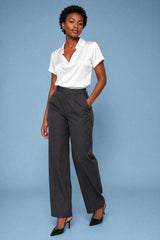 Satinbluse med draperet hals