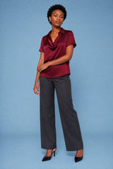 Satinbluse med draperet hals