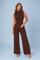Flydende jumpsuit med draperet krave
