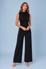 Flydende jumpsuit med draperet krave