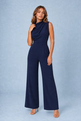 Flydende jumpsuit med draperet krave