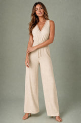 Flydende V-hals jumpsuit med brede ben