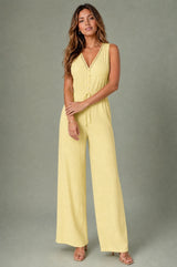 Flydende V-hals jumpsuit med brede ben