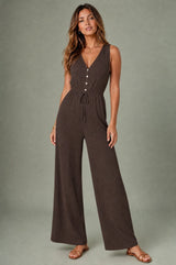 Flydende V-hals jumpsuit med brede ben