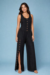 Ærmeløs jumpsuit med knapper foran
