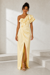 Asymmetrisk satin maxikjole