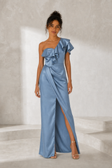 Asymmetrisk satin maxikjole