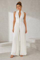 Hvid plisseret jumpsuit med høj hals
