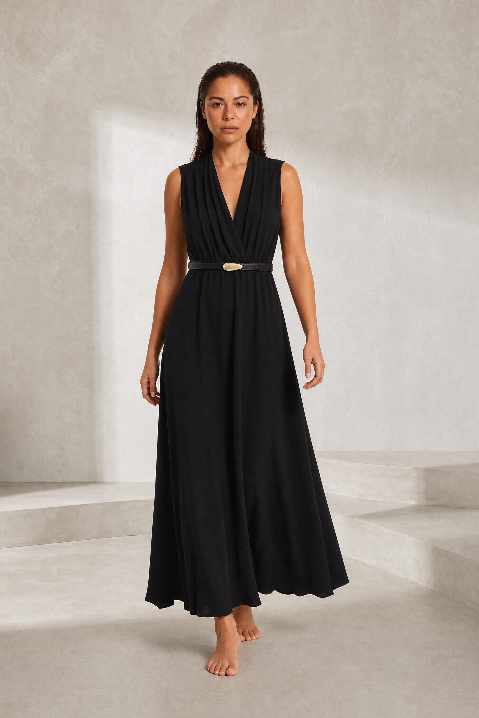 Robe noire col V ceinturée | Lounelle Paris