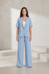 Tailleur pantalon bleu clair manches courtes