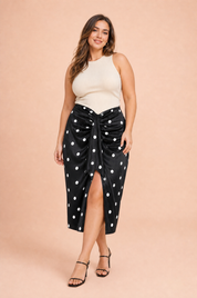 Jupe noire à pois fendue | Porté sur une silhouette plus ronde | Lounelle Paris