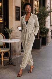 Ensemble beige en velours ceinturé | Photo lifestyle | Lounelle Paris