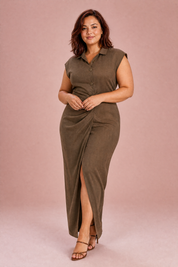 Robe longue marron col chemise | Porté sur une silhouette plus ronde | Lounelle Paris